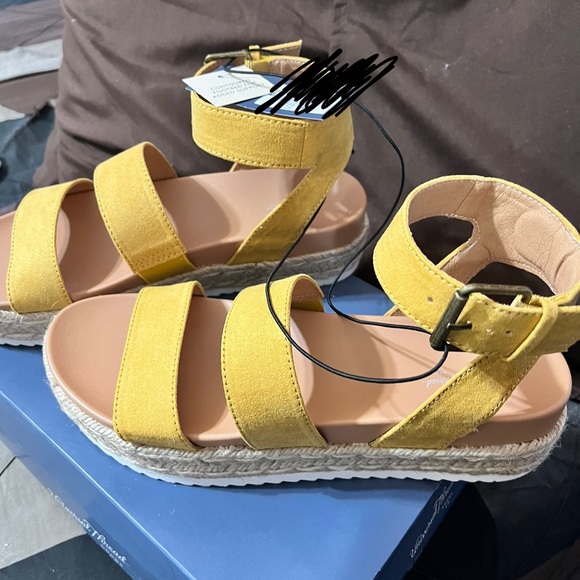 Mustard color platform sandals - Picture 6 of 6